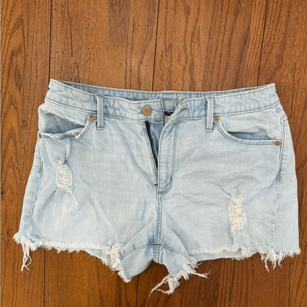 Women’s shorts size 10/30. Great condition.